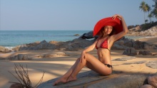 Девушка в шляпе, на пляже